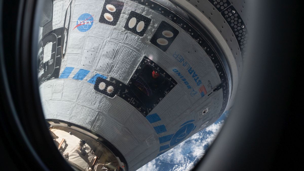 Boeing Starliner zadokowany do Międzynarodowej Stacji Kosmicznej w 2022 roku podczas bezzałogowego lotu.