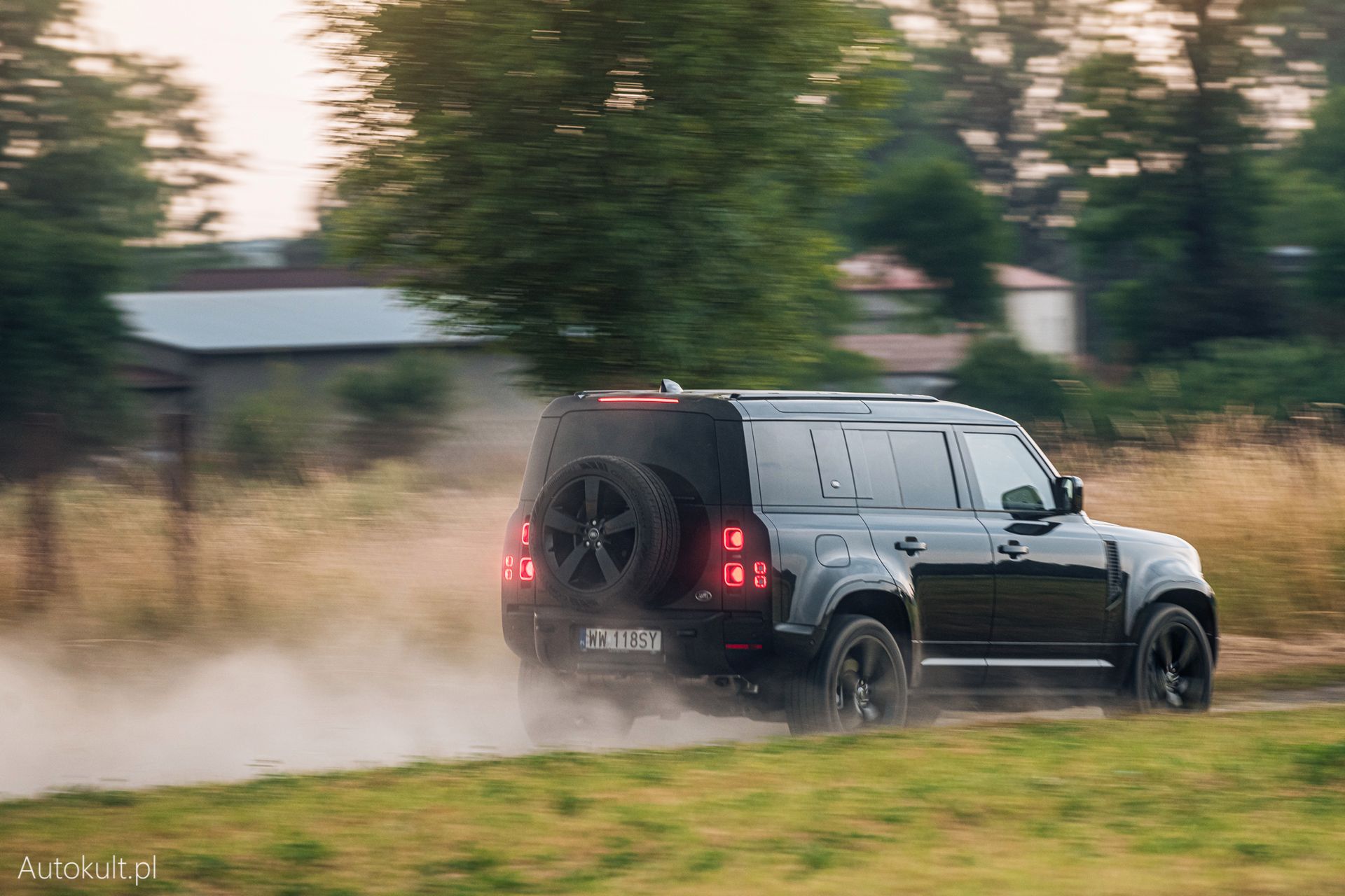 Na dużych nierównościach Defender jest jak Ford Ranger Raptor... poprzedniej generacji