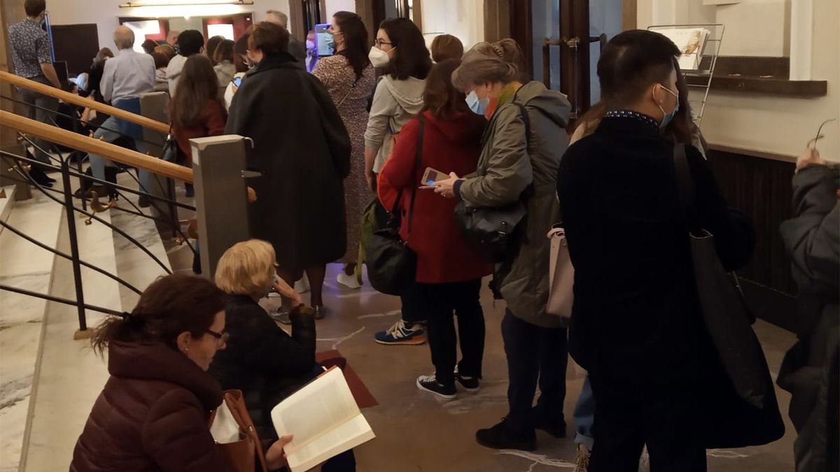 Kolejka do kas Filharmonii Narodowej przed przesłuchaniami II etapu Konkursu Chopinowskiego