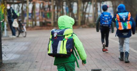 Nowe obostrzenia.  Nauczanie hybrydowe w dwóch województwach. Komentarz eksperta