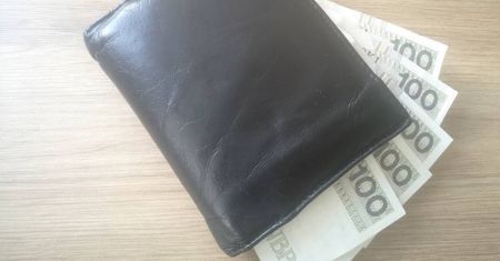 Znalazł znaczną sumę pieniędzy i przyniósł na komisariat. Postawa godna pochwały