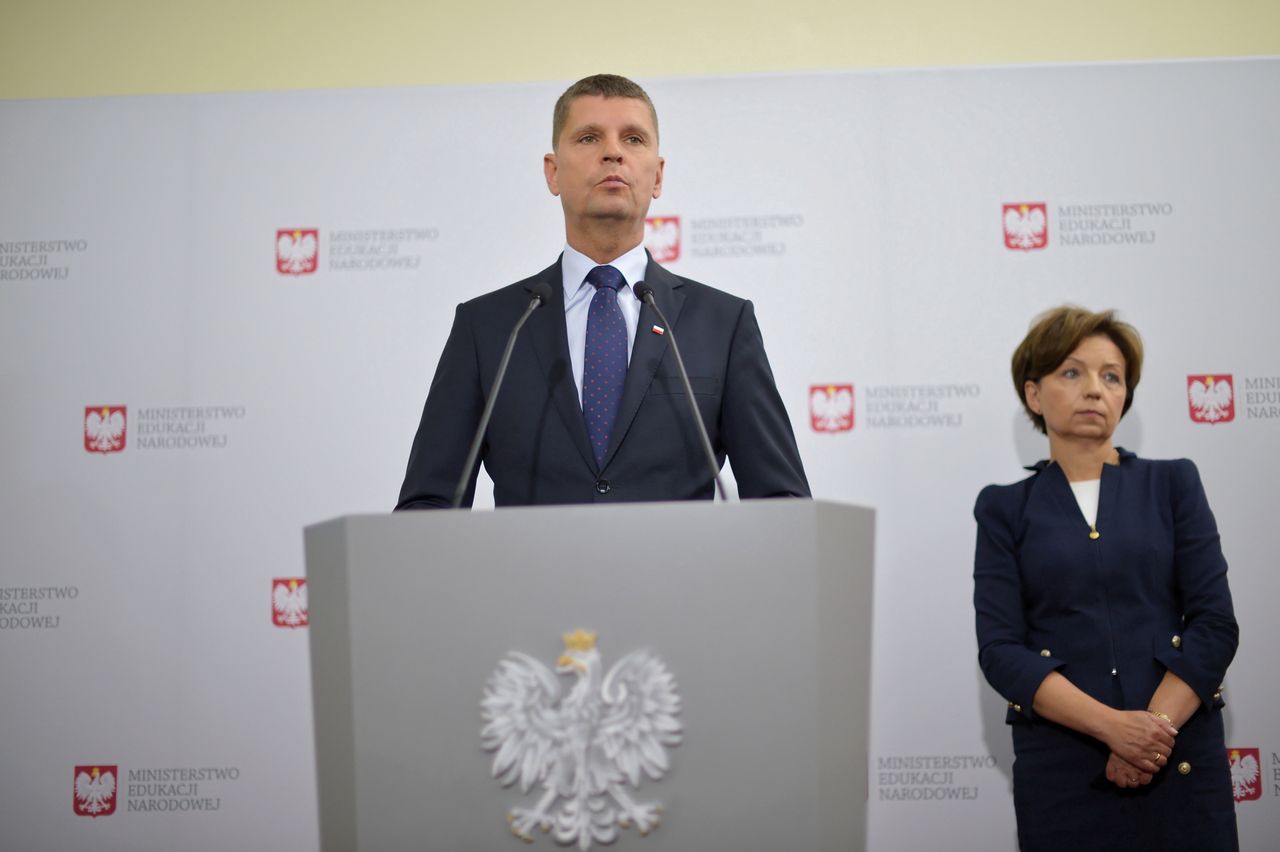 Warszawa, 26.08.2020. Minister edukacji narodowej Dariusz Piontkowski (L) i minister rodziny, pracy i polityki społecznej Marlena Malšg (P) podczas konferencji prasowej w siedzibie resortu, 26 bm. Temat konferencji to bezpieczny powrót uczniów do szkół. (sko) PAP/Marcin Obara