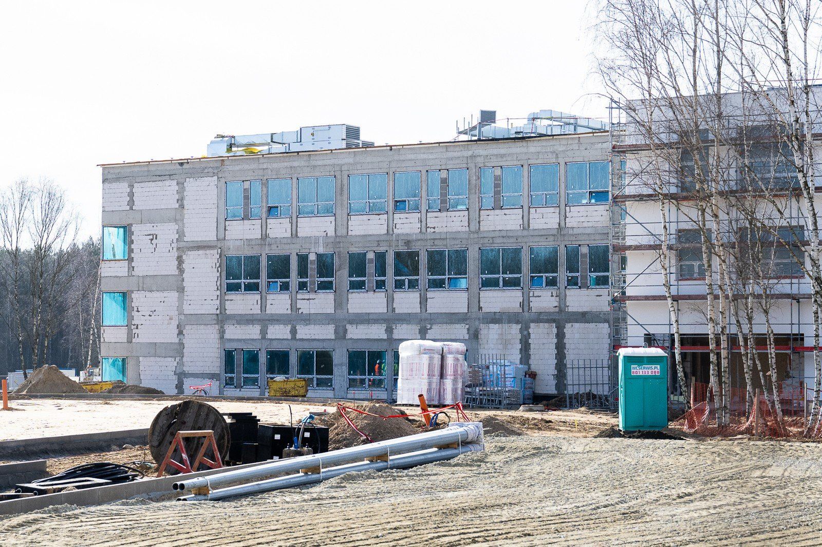 Budynek nowej szkoły ma kształt litery Y. W centralnej części znajduje się sala gimnastyczna z szatniami, stołówka z zapleczem kuchennym, świetlica oraz pomieszczenia administracyjne.