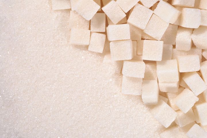 Sacharoza, czyli popularny biały cukier, jest pozyskiwana z buraków cukrowych i trzciny cukrowej.