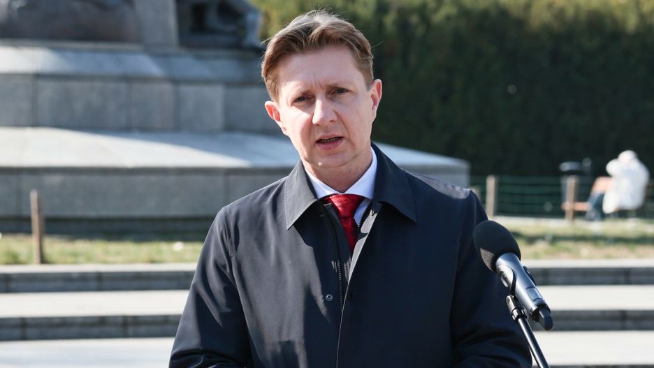 Konferencja Artura Bartoszewicza, kandydata na Prezydenta RP
Fot. Anita Walczewska/East News, 21.03.2025.  Pierwsza konferencja prasowa zarejestrowanego kandydata na urzad Prezydenta RP Artura Bartoszewicza (n/z), przy pomniku Kosciuszki na Placu Zelaznej Bramy w Warszawie.
Anita Walczewska