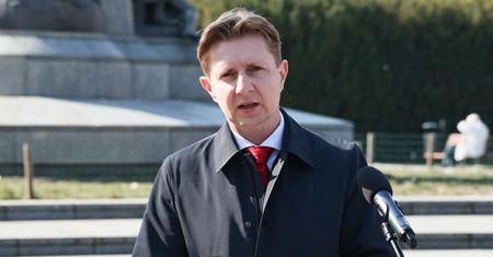 Bartoszewicz ma sposób na demografię. Proponuje bony dla rodziców