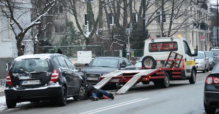 Spektakularny wypadek na Białołęce. "Przeleciał nad rowem"