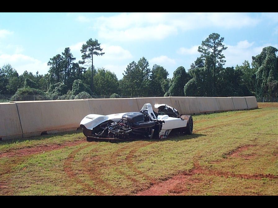 Wrak rozbitego w Road Atlanta BMW V12 LMR - kierowcy nic się nie stało.