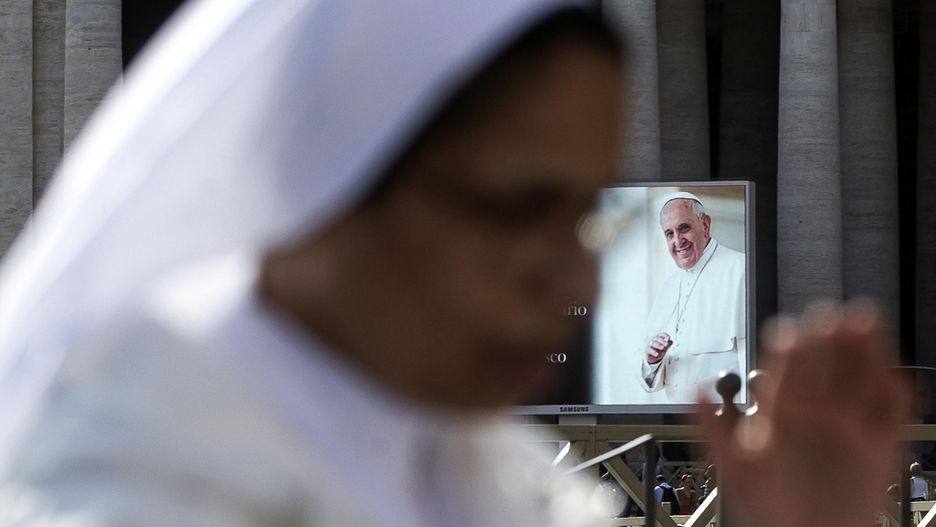 Wizerunek uśmiechniętego papieża Franciszka na placu Św. Piotra