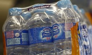 UE wydała zakaz. Dotyczy plastikowych zgrzewek na napoje