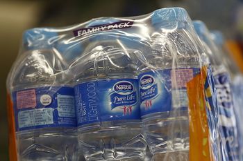 UE wydała zakaz. Dotyczy plastikowych zgrzewek na napoje