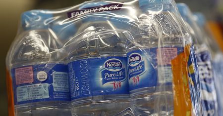 UE wydała zakaz. Dotyczy plastikowych zgrzewek na napoje