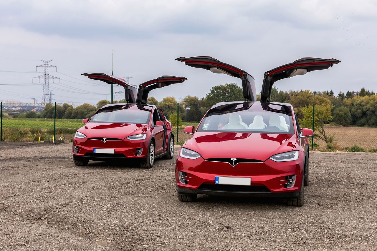 Tesla wybuduje więcej szybkich ładowarek w Europie. (depositphotos)