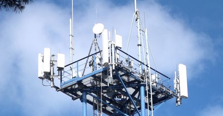 Operatorzy telekomunikacyjni uruchamiają tysiąc nowych stacji bazowych rocznie. To okazja na zarobek dla właścicieli gruntów