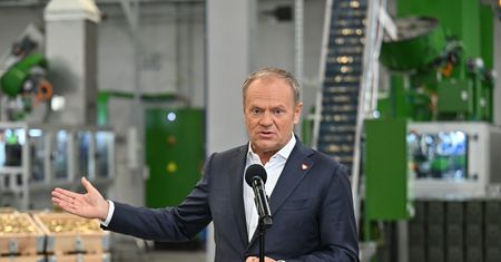 Tusk w fabryce amunicji. "Milion pocisków dziennie"