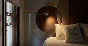 Lampa Dyson Solarcycle Morph. Posiada system śledzenia światła dziennego