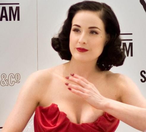 Dita von Teese podczas konferencji w Londynie