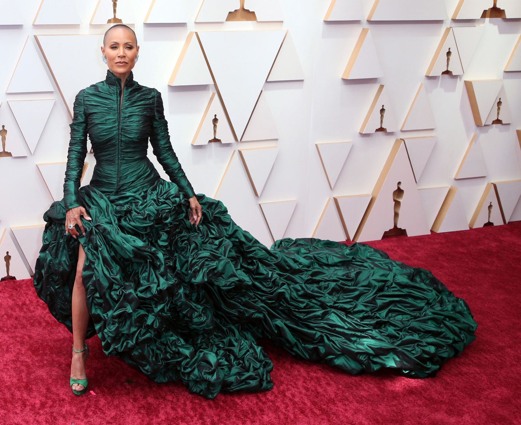 Jada Pinkett Smith w zielonej kreacji z trenem na czerwonym dywanie 