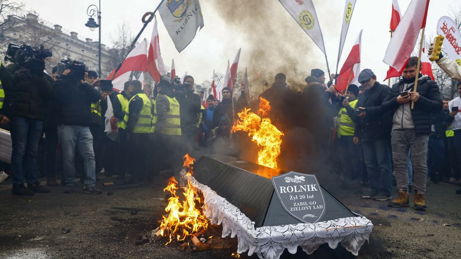 Protest rolników w Warszawie. Na fot. podpalona trumna symbolizująca upadek branży