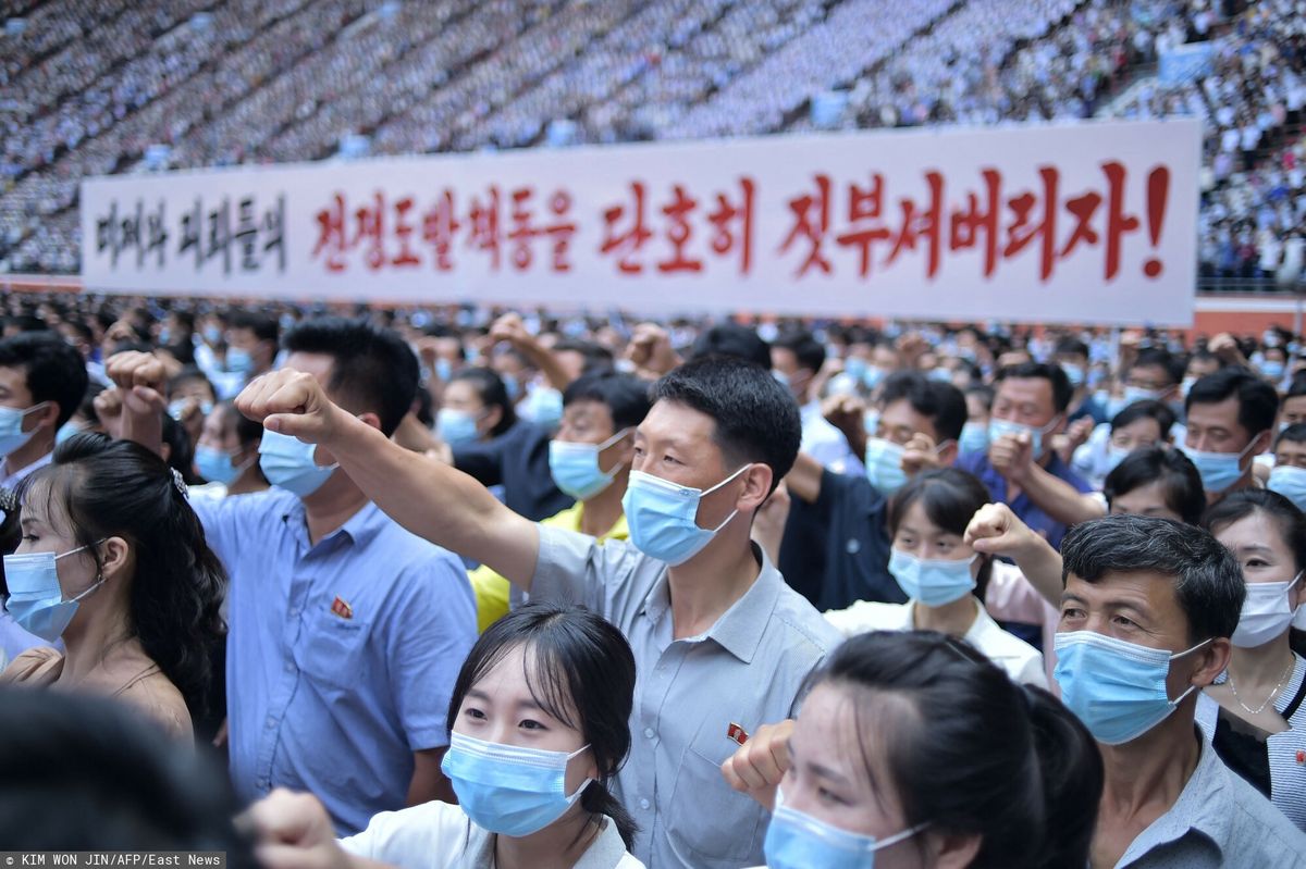 mieszkańcy Pjongjangu podczas masowego wiecu 