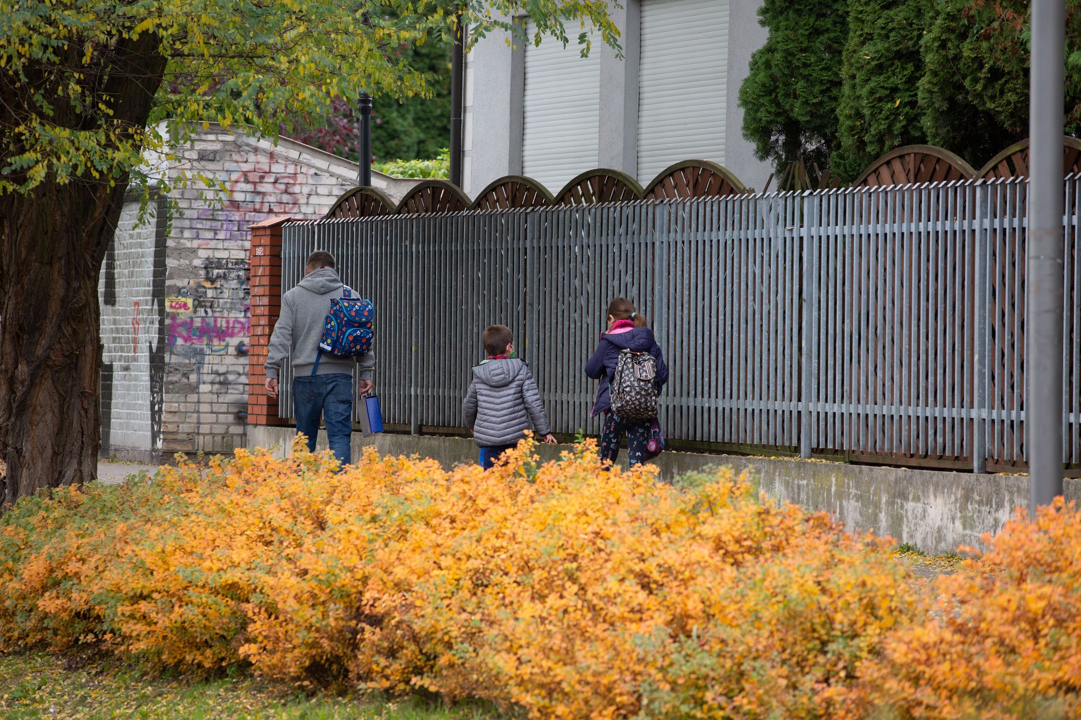 spacer dziecko rodzina 500+ szkoła boisko szkolne dzieci
