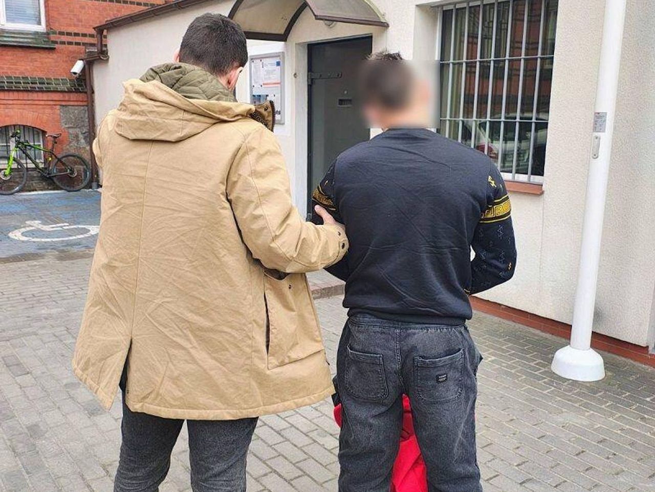 Gniew: Złodziej zrobił zdjęcia łupom i trzymał je w telefonie. To pogrążyło go, gdy został zatrzymany przez policję