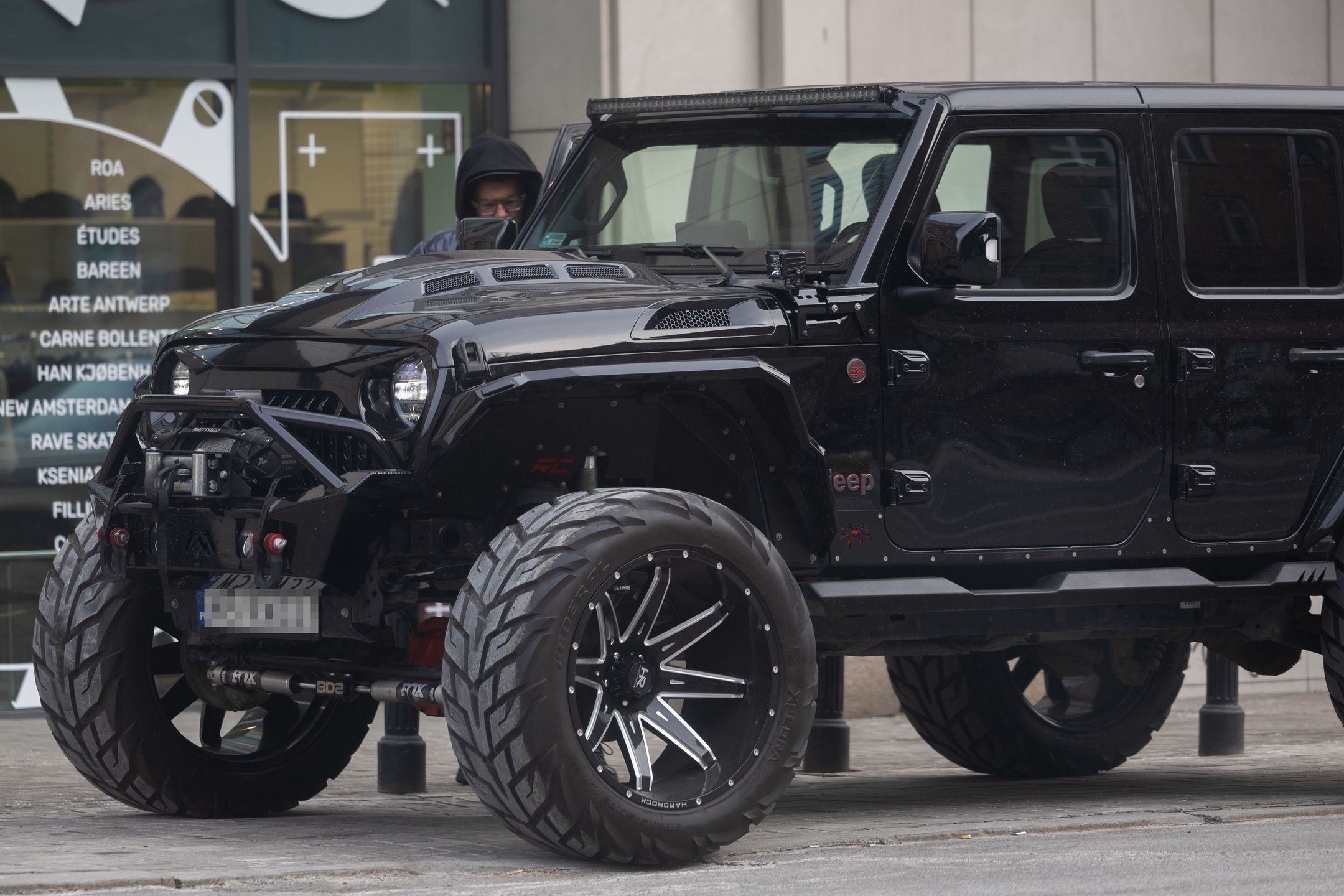 Kuba Wojewódzki wozi się po stolicy nową furą