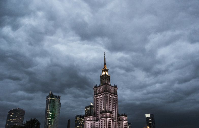 Nad złotym zbierają się czarne chmury. Polską walutę czeka seria ciosów