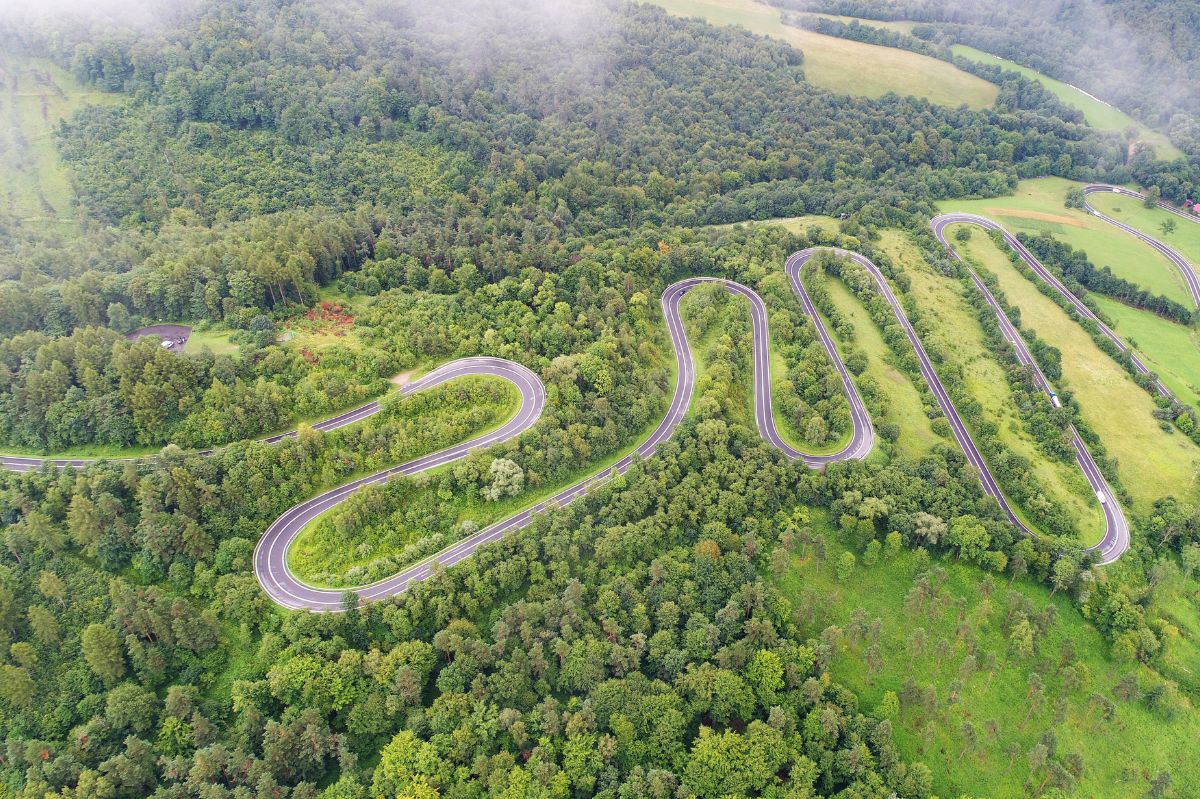 Najbardziej kręta droga w Polsce. Serpentyna wije się niczym żmija