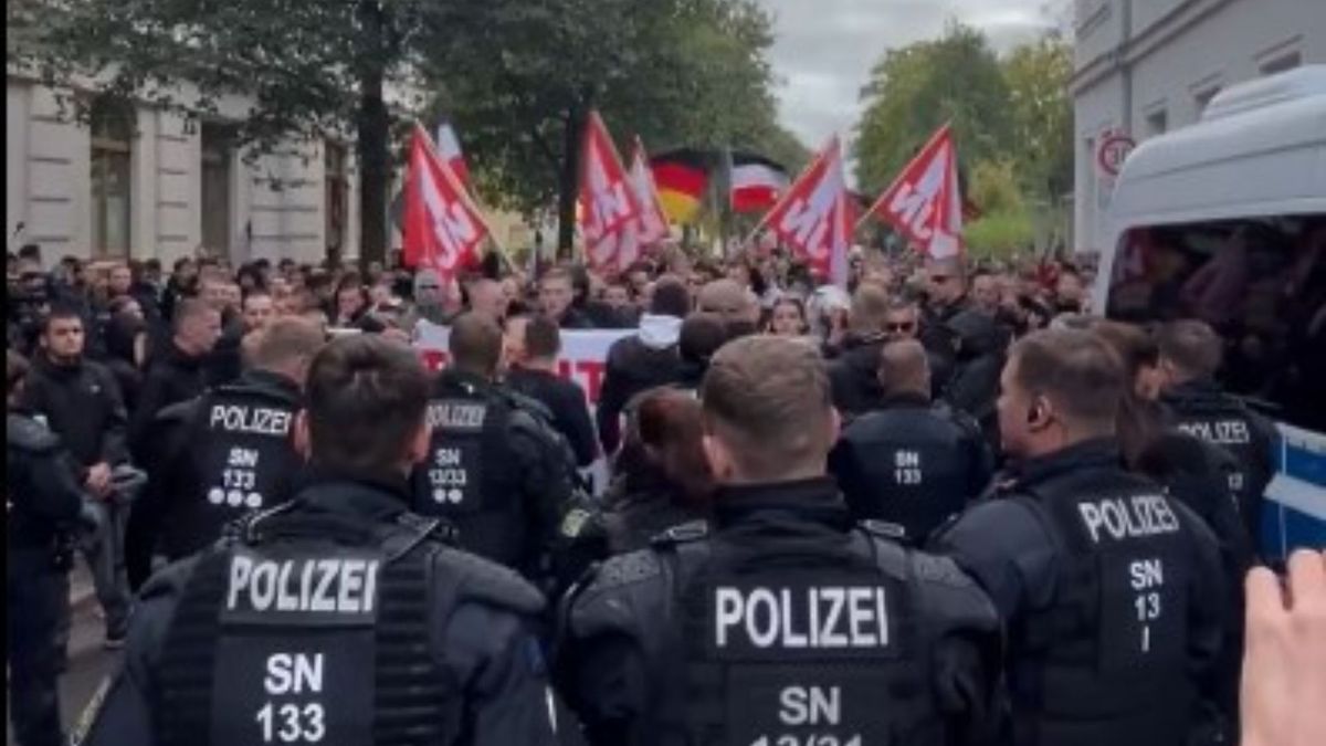 Niemiecka i polska policja na granicy. 