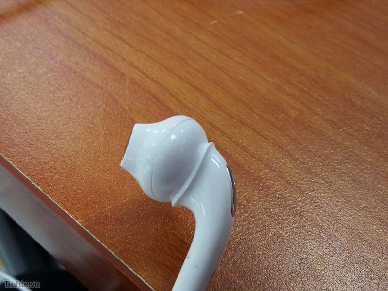 Samsung może mocno odświeżyć słuchawki dla Galaxy S6. Będą podobne do tych od iPhone'a? 11