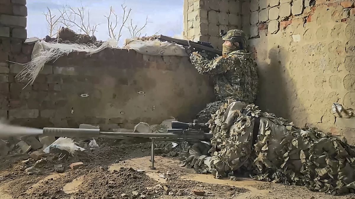 Russian forces operate in an undisclosed location in Ukraine
epa12571634 A still image taken from a handout video provided by the Russian Defence Ministry press service on 05 December 2025 shows a Russian sniper group firing towards Ukrainian servicemen in an undisclosed location in Ukraine.  EPA/RUSSIAN DEFENCE MINISTRY PRESS SERVICE / HANDOUT   BEST QUALITY AVAILABLEHANDOUT EDITORIAL USE ONLY/NO SALES 
Dostawca: PAP/EPA.
RUSSIAN DEFENCE MINISTRY PRESS SERVICE / HANDOUT
russian forces, ukraine war, military, prisoners