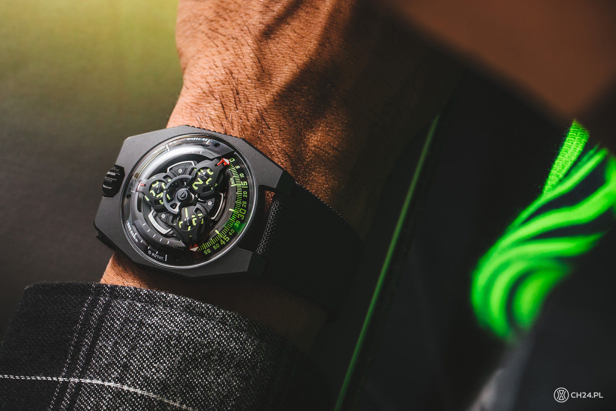 Urwerk UR-100 SpaceTime: kosmiczny zegarek. Mierzy dystans przebyty przez Ziemię 2