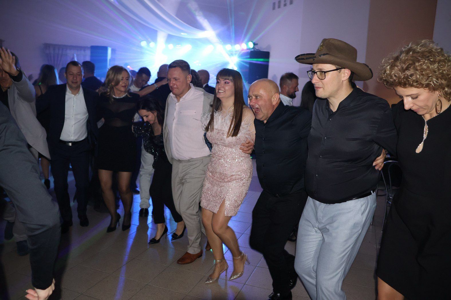 Andrzejki to wieczór pełen magii. Tym razem prawdziwymi czarodziejkami były panie z Koła Gospodyń Wiejskich z Lenartowic, dzięki którym na parkiecie w sali wiejskiej w Kowalewie zadziała się prawdziwa magia! To było andrzejkowe szaleństwo na całego!