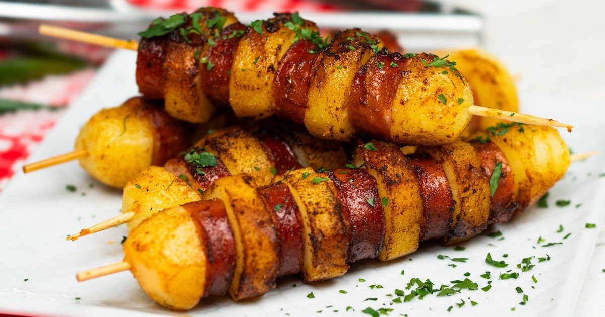 Nabij kiełbasę i ziemniaka na patyk. Lepszych szaszłyków nie znajdziesz