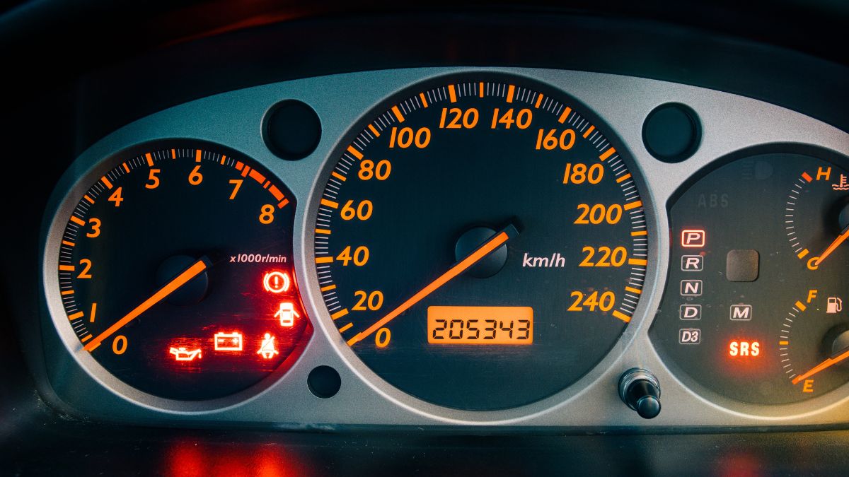 Kontrolka oleju w samochodzie.