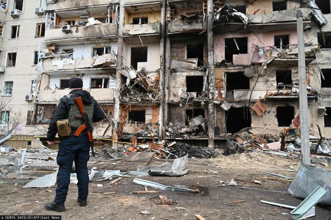 Rosja zaatakowała UkrainęZniszczony budynek na ulicy Koshytsa, na przedmieściach Kijowa  (Photo by GENYA SAVILOV / AFP)GENYA SAVILOV