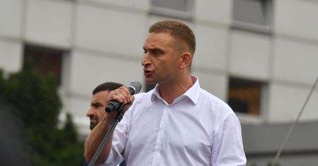 "Wstydzicie się". Zaatakował posłów z prawicy za Bąkiewicza na listach