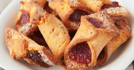 Kiedyś piekła je każda babcia, dziś mało kto o nich pamięta. Ciasteczka szlafroczki to hit do kawy
