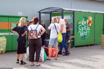 Biedronka ogłasza ważną zmianę. Chodzi o kaucję. Polacy skorzystają
