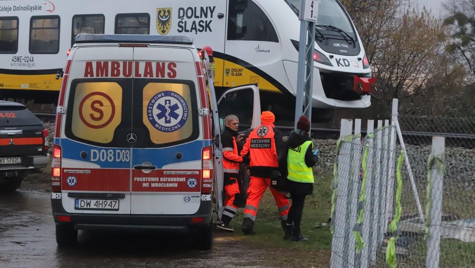 Wypadek przy stacji kolejowej we Wrocławiu, kobieta wpadła pod pociąg. Zdjęcie ilustracyjne