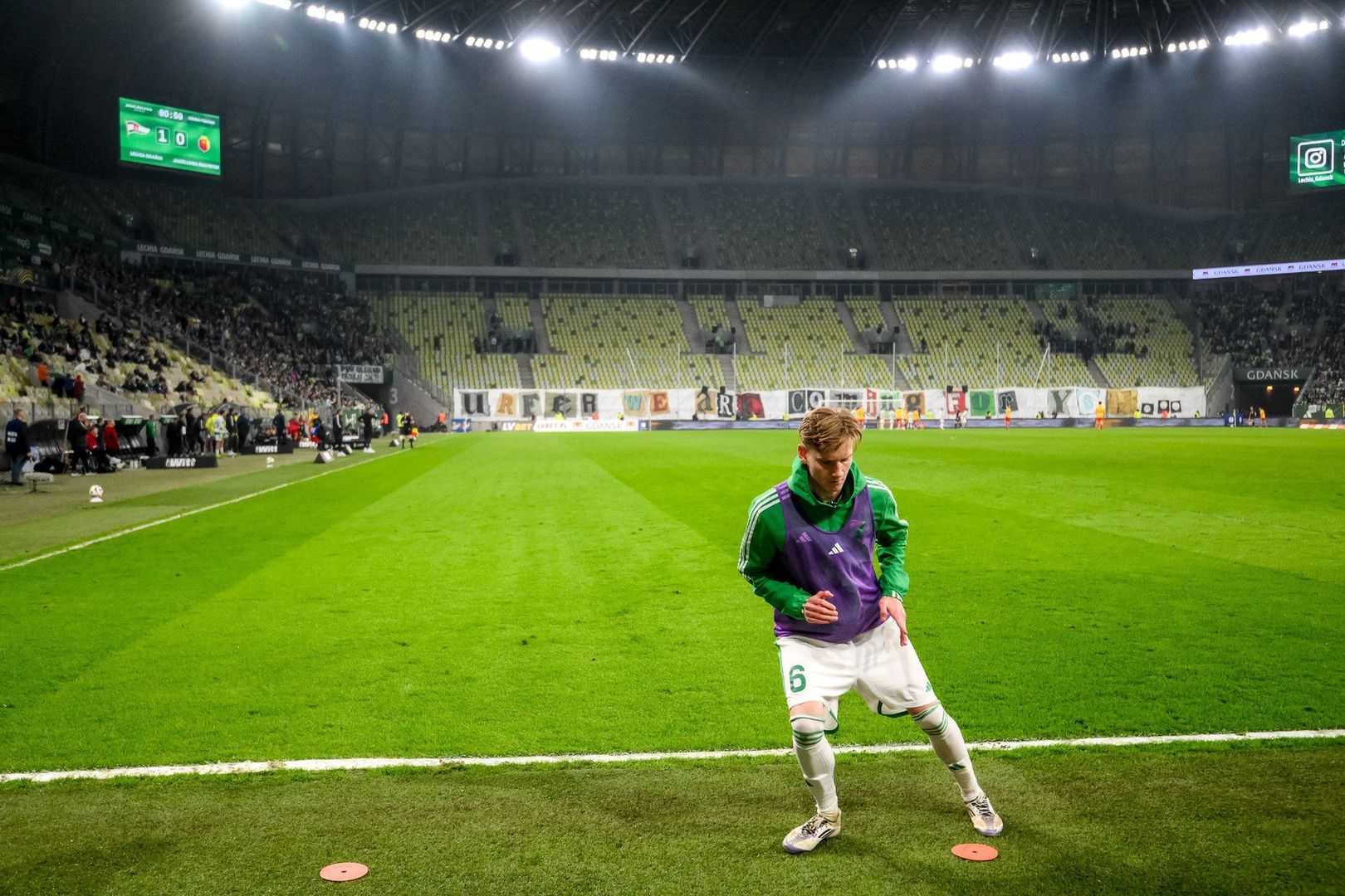 Zawodnicy rezerwowi: 29. Bohdan Sarnawskyj - 4. Andrei Chindris, 6. Karl Wendt, 21. Michał Głogowski, 94. Loup-Diwan Gueho, 17. Anton Carenko, 33. Tomasz Wójtowicz