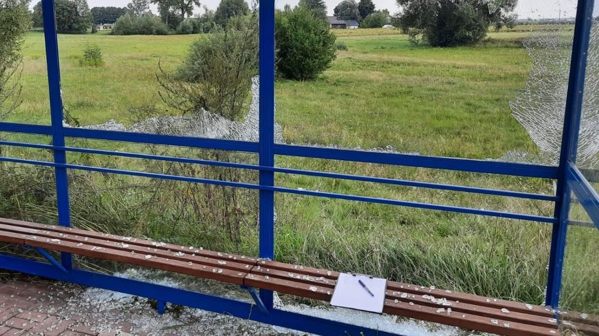 22-latek ostrzelał wiaty przystankowe 