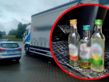 Tir jechał całą szerokością autostrady. Kierowca pił wódkę w kabinie