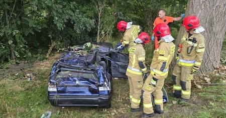 Tragedia w Kąsinowie. Samochód został zmiażdżony