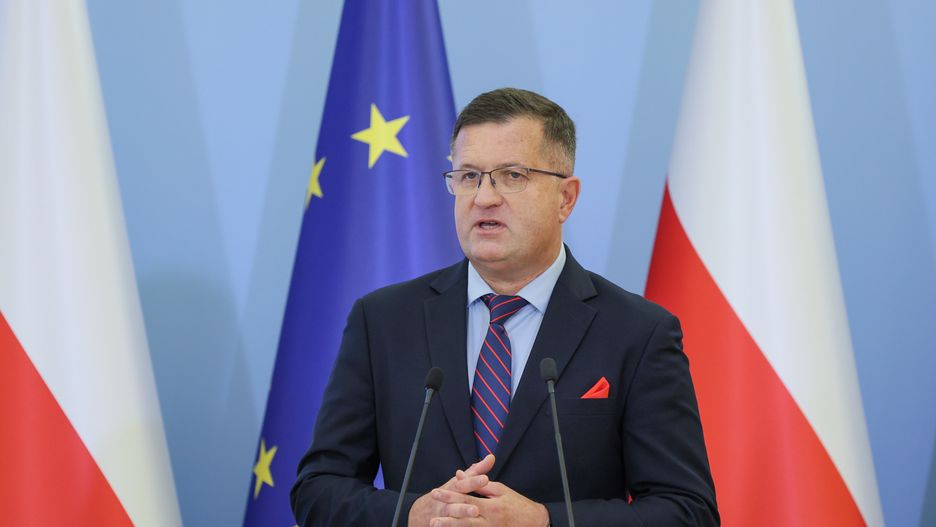 Warszawa, 30.10.2024. Przewodniczący komisji ds. badania wpływów rosyjskich i białoruskich, szef Służby Kontrwywiadu Wojskowego gen. Jarosław Stróżyk na konferencji prasowej w siedzibie Kancelarii Prezesa Rady Ministrów w Warszawie, 30 bm. Tematem konferencji jest raport z prac komisji. Komisja do spraw badania wpływów rosyjskich i białoruskich w latach 2004-2024 jest organem pomocniczym premiera. Została powołana na mocy zarządzenia szefa rządu z 21 maja br. W skład komisji, oprócz jej szefa gen. Stróżyka, wchodzi 11 specjalistów zarekomendowanych przez premiera i szefów kluczowych w tej sprawie resortów. (aldg) PAP/Paweł Supernak