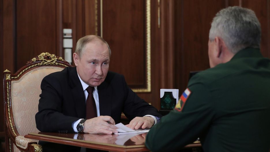 Russian President Vladimir Putin (L) meets with Russian Defence Minister Sergei Shoigu at the Kremlin in Moscow, Russia, 04 July 2022. EPA/MIKHAEL KLIMENTYEV/SPUTNIK/KREMLIN POOL MANDATORY CREDIT Dostawca: PAP/EPA.