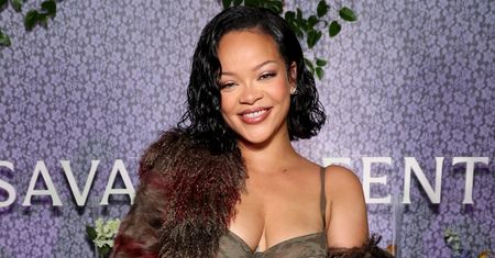 Ciężarna Rihanna pozuje w BIELIŹNIE i ochładza się kostkami lodu. Internauci oczarowani: "Nowa definicja macierzyństwa!"