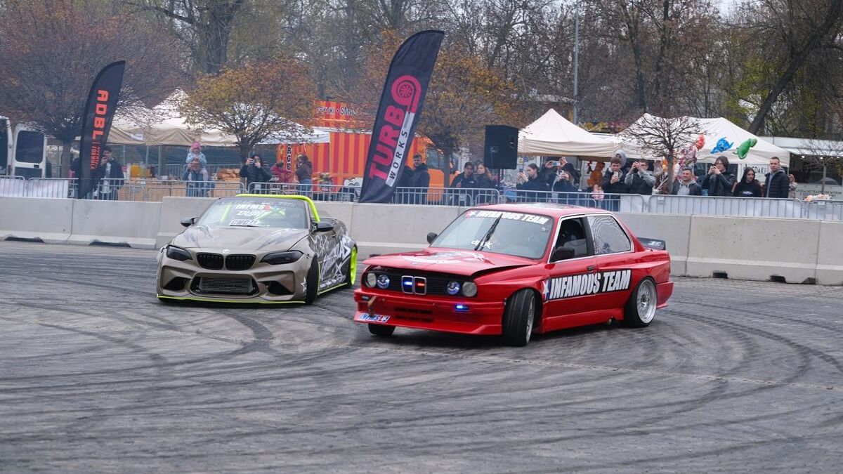 Pokazy driftu na Moto Session