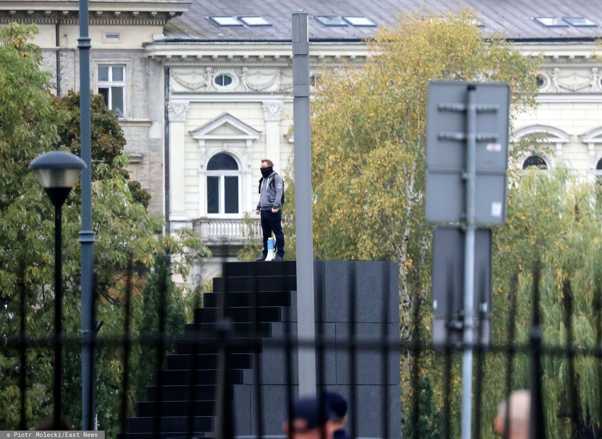 W sobotę rano na Pomnik Ofiar Tragedii Katastrofy Smoleńskiej na Placu Piłsudskiego w Warszawie wszedł niezidentyfikowany mężczyzna